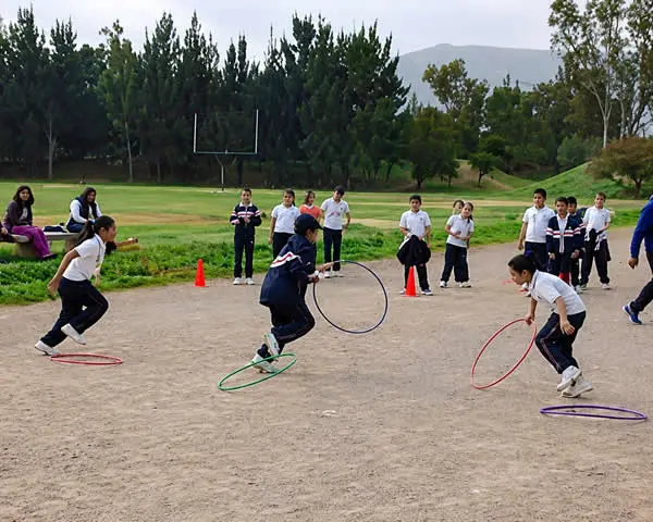 Niños jugando fútbol