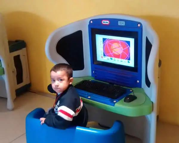 Alumnos usando tabletas y laptops