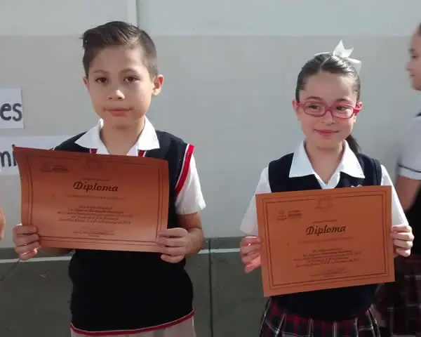 Ceremonia de graduación con diplomas