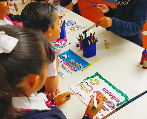 Niños de preescolar realizando actividades creativas