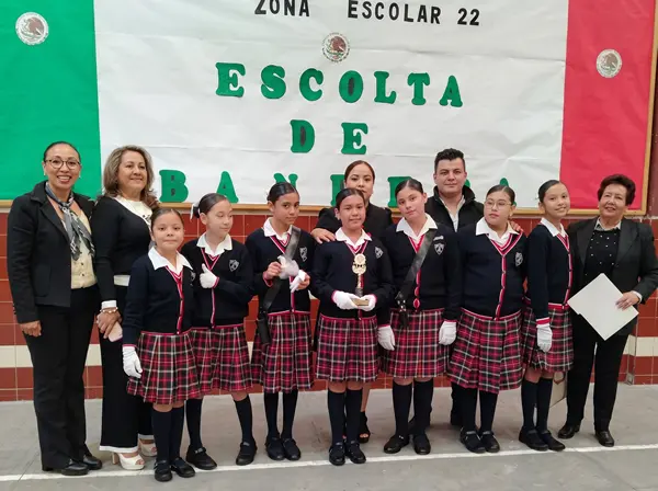 Familia y niños en la entrada del Colegio Alianza